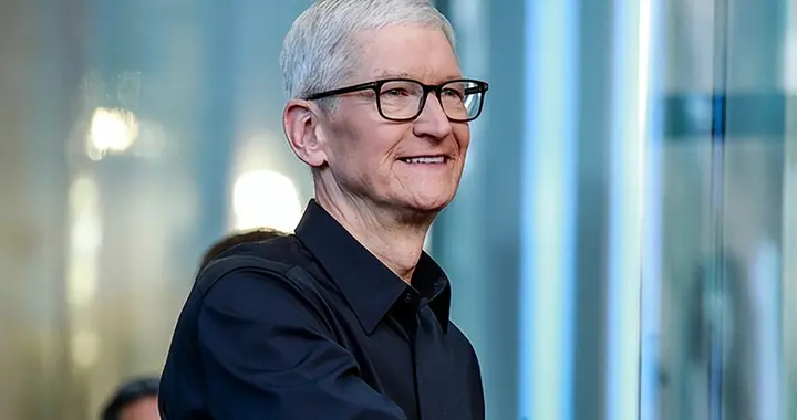 库克带苹果冲4万亿：赢了市值输了创新？AI 时代特努斯能救场吗？