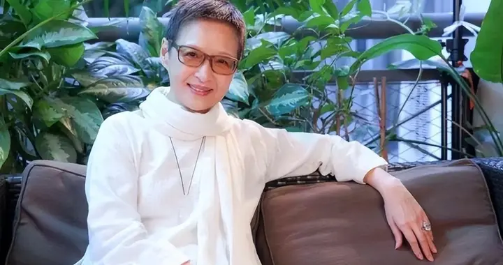 看了胡因梦的打扮，我悟了：短发不烫、穿衣不花，一身素衣也优雅