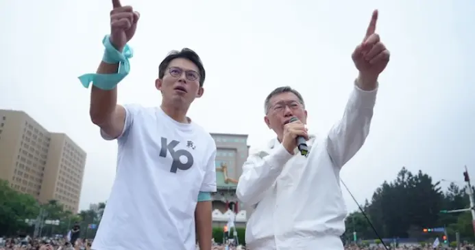 万人讨公道、柯文哲“秀肌肉”！转头发现：他已经离不开郑丽文了