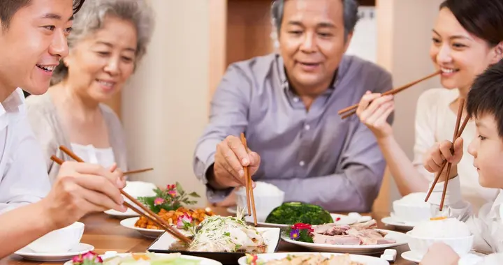 “吃饭八分饱”被推翻了？医生：过了60岁，吃饭尽量要做到这7点