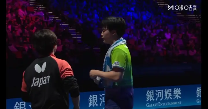 松岛看到林昀儒换短袖，他也要换，不过他要到换衣间换！