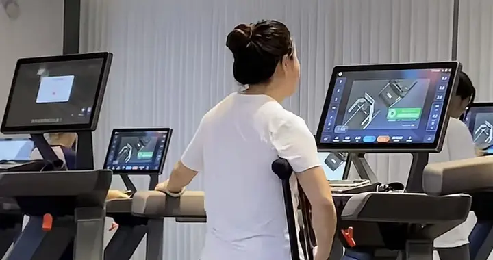 残疾女生拄着拐杖跑步机上跑步，网友：健身房老板不害怕吗？