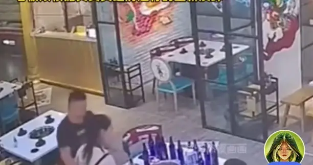 太解气！四川男子火锅店骚扰老板娘，被一耳光扇飞眼镜