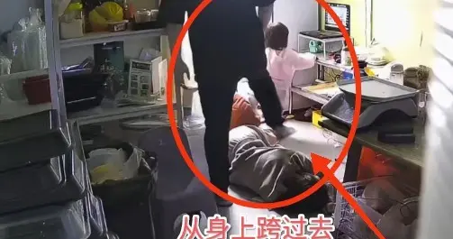 妻子低血糖晕倒孩子急得大哭，丈夫却在一旁若无其事？