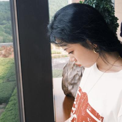 智者诗意人生：午后的阳光洒落，松韵在书香