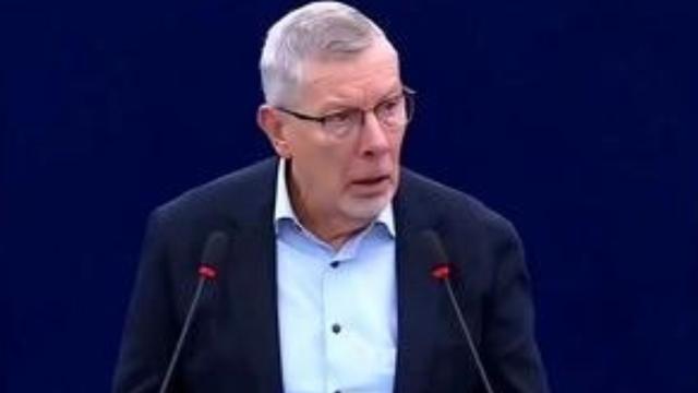 沧海一书客：就这一句灵魂拷问，直接让吵翻