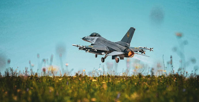 俄罗斯躺赢了！特朗普政府不再支援乌克兰，34架f16战机终成废铁