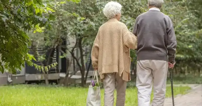 越喜欢散步的老人，越容易有血栓？医生：老年人散步注意这6点