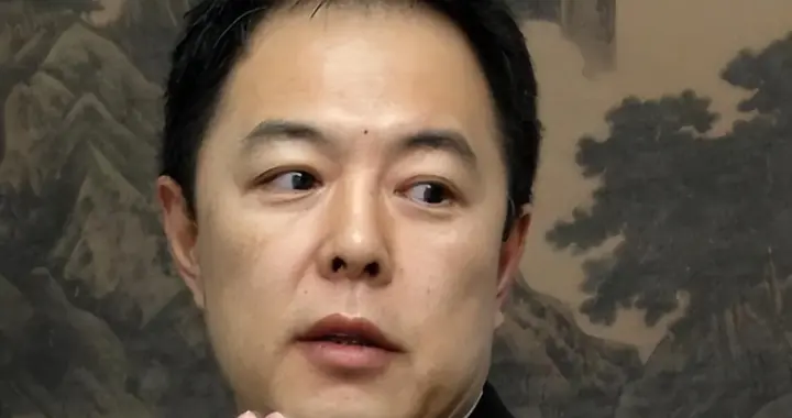 善恶自有因果!放弃国籍诋毁祖国,69 岁坐轮椅的张铁林成全网笑柄