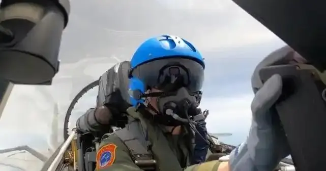 东部战区战机曾在远海突遇险情，1米高度不偏的底气值得上班族深思