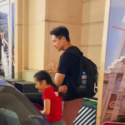 优优时尚穿搭：小酒窝天津演唱结束，爸爸高