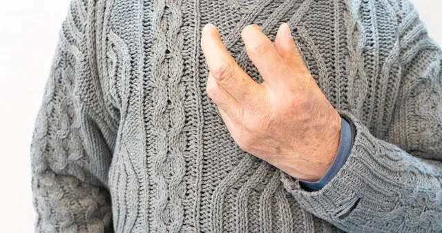 熬夜时心脏"咯噔"一下或疼痛是身体发出的重要预警信号