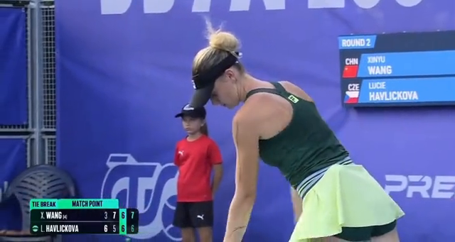 抢七逆转前世界第一，王欣瑜打哭对手，拒绝与主场黑哨裁判握手