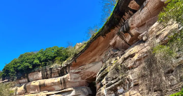 建在巨石上的湖南古村落，四周是悬崖绝壁，进村只能通过天生石桥