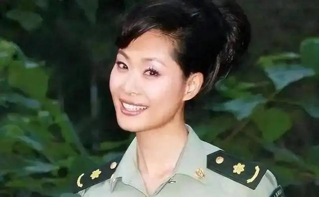 曾被央视力捧，名气超宋祖英，闪婚小鲜肉，现住农村很平凡