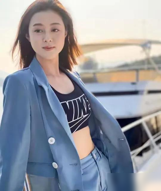 前TVB女星东莞切西瓜吃边角料：这日子比拍戏踏实？