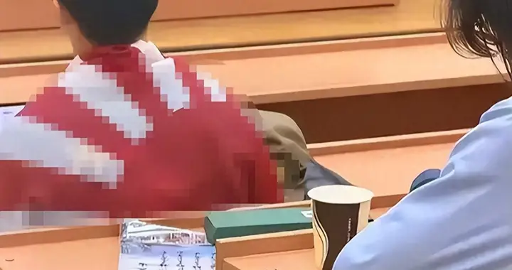大快人心！三次越线触碰民族底线被当场制止，辱华学生已被遣返？