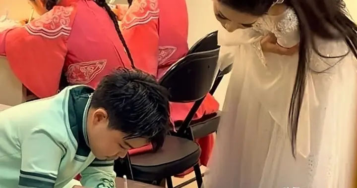 酒窝和朵朵在后台做作业，佟丽娅认真辅导，董璇赞不绝口