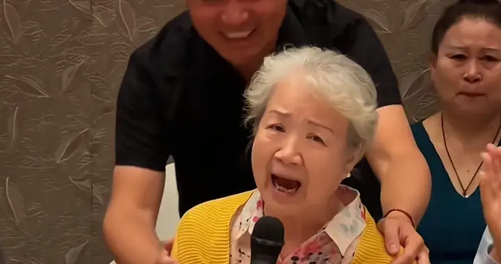 82岁曹翠芬含泪坦言：丁克60年老伴重病，亲人皆忙，唯有谢鹏相陪