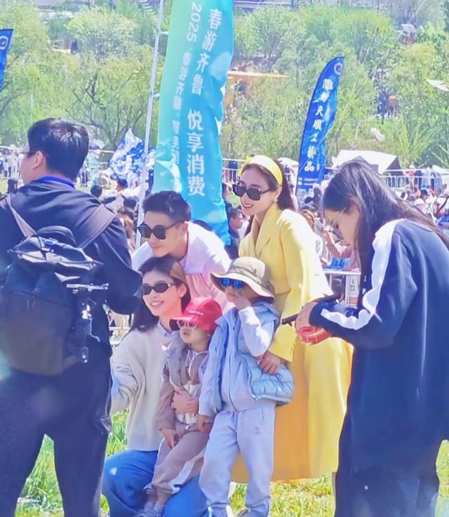 奚梦瑶一家四口现身潍坊风筝节，婆婆梁安琪，小姑子何超欣也来了