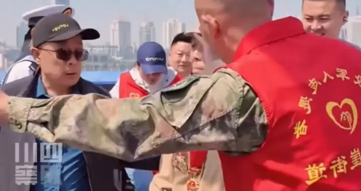青岛百岁老兵登上军舰，激动抹泪，颤颤巍巍与舰艇官兵互敬...