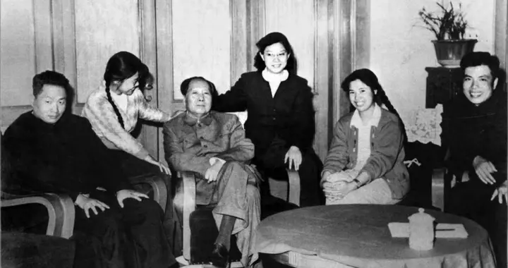 不喜欢请划走，没有人不缅怀毛岸英烈士，他是毛主席一生的骄傲