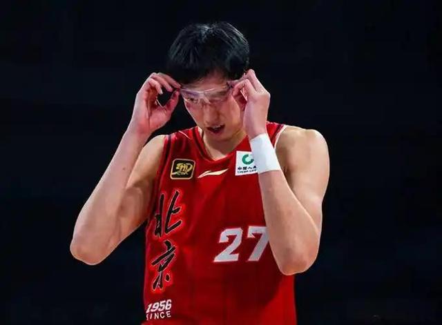 别吹了！周琦带伤火线复出8分8板！玻璃人摇身变成城市英雄？