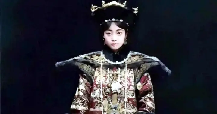 末代皇帝溥仪大婚现场，婉容长得确实漂亮，但吸食鸦片后不忍直视