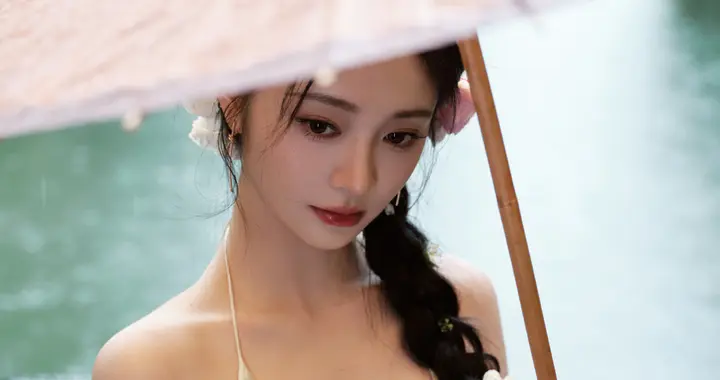 周洁琼以鲜花编发搭配白色礼服亮相濮院古镇