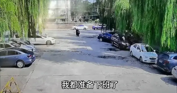 监控下的一幕 大门口遇到变态了，真是阴影，恶心了我一个多星期