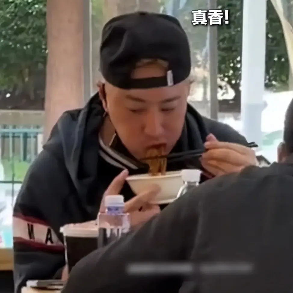 潘玮柏携老婆在南京吃面被偶遇，昔日潘帅怎么都胖的撞脸包贝尔了