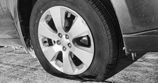 高速爆胎等于死亡？轮胎该换别犹豫，这四种情况记牢