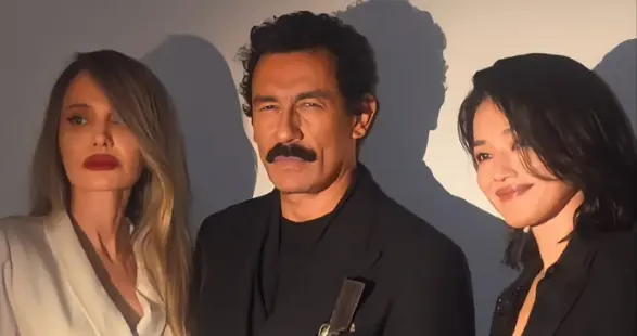 好莱坞女星朱莉遇上舒淇，穿“睡袍”款风衣美翻，红唇妆容也抢镜