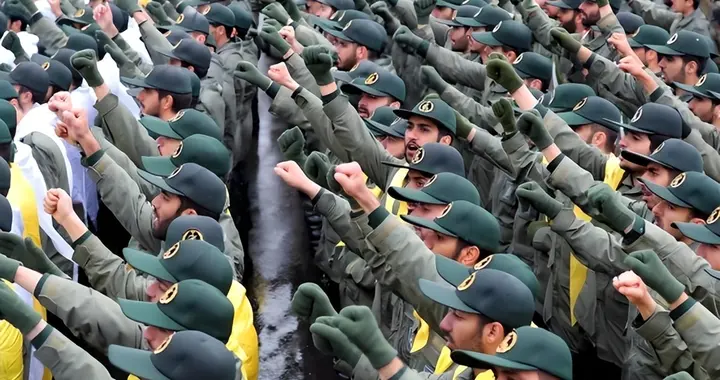 无视禁令，首艘中资油船出港，伊军100万人到位，特朗普踩下刹车