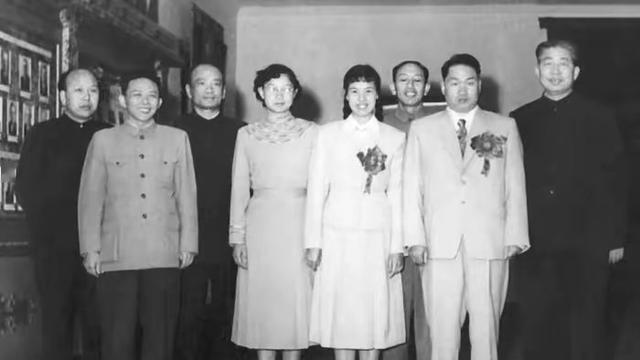 收藏老照片：1960年4月30日，毛岸青