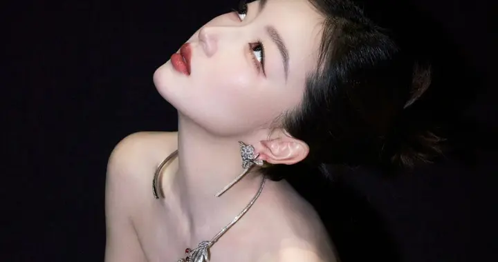 周冬雨鎏金抹胸礼裙