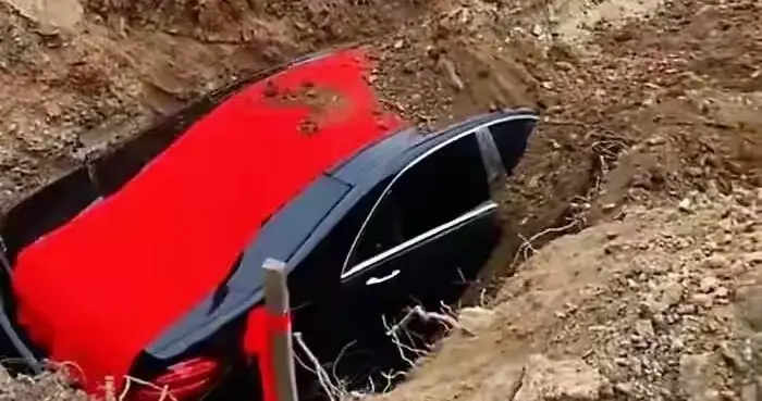 奔驰土葬后续:当事人做矿产生意，豪车是开过的旧车，向公众致歉