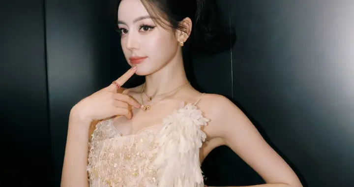 迪丽热巴每一面都是这么迷人