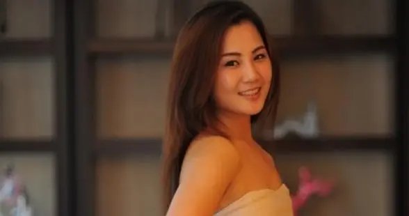 嫁大33岁干爹为妻，19岁未婚先孕，靠隆胸出名的她，现在怎么样？