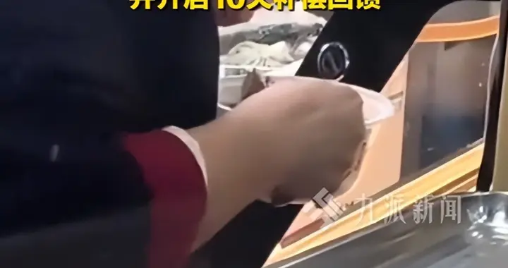 称完就偷！紫燕百味鸡店员藏牛肉，熟练手法暴露长期猫腻