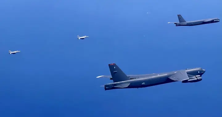 中美轰炸机南海对峙5日，一向态度强硬的马科斯，突然口风大变