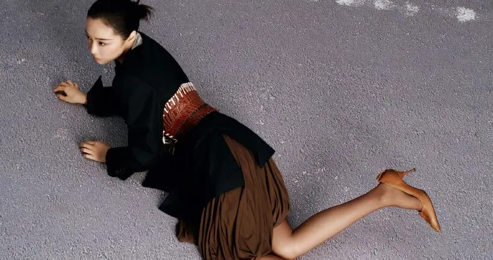 大嫂高叶今日份物料，脚踩高跟黑丝穿搭真美