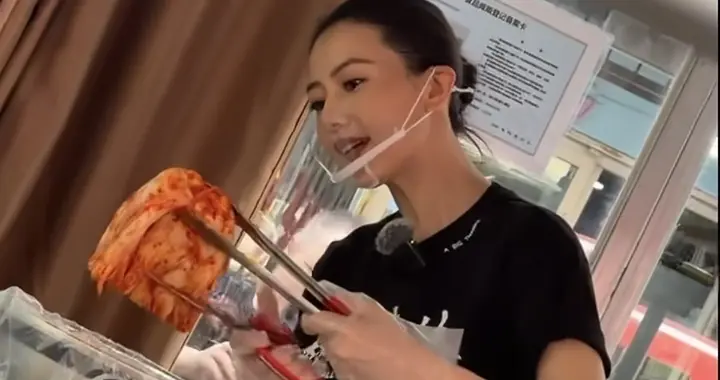 高圆圆沈阳路演切辣白菜，大美女好接地气！