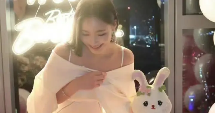 小S二女儿18岁成人礼！白色长裙仙气十足，神秘男背影引猜测