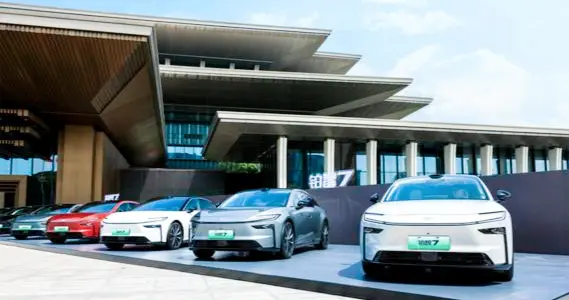 丰田疯了吗？15.68万起D级纯电，双腔空悬加5千就有，不玩套路？