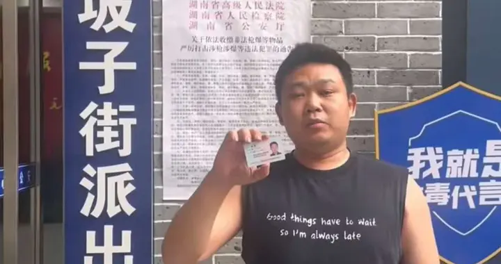网红摆摊遇到持械袭击，行凶者携带刀锤，双方存在经济纠纷