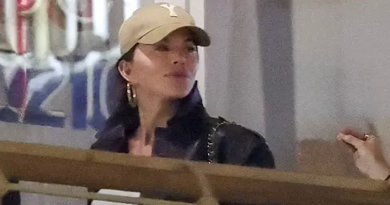 劳伦桑切斯与友人聚餐！穿夹克与牛仔裤有活力感，双手插兜还很酷