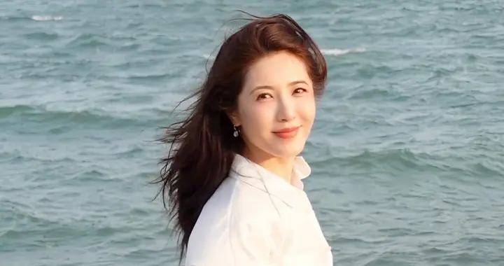 曾黎海边穿白色衬衫配米色裤子，温柔迷人！