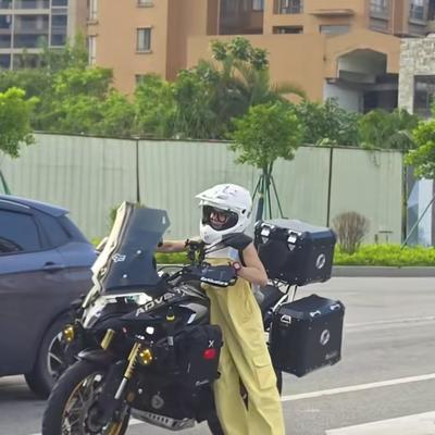 汐汐：现在不急男生喜欢摩托车， 就连很多