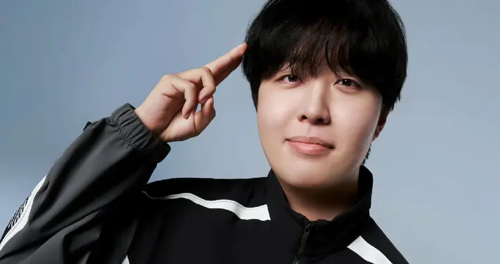 Kanavi暴力开团LPL火了！冠军教练曝光内幕，最强AD成功团灭T1